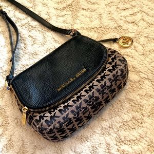 NWOT Michael Kors crossbody bag. Button closure with a overlap zip compartment
